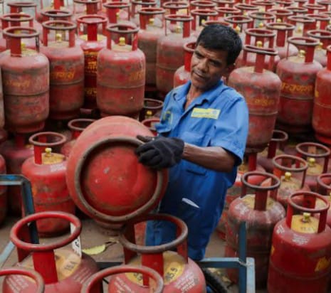LPG Gas New Rule: ನಿಮ್ಮ ಮನೆಯಲ್ಲಿ ಈ ಸೌಲಭ್ಯ ಇದ್ದರೆ ಇನ್ನು LPG ಸಿಲಿಂಡರ್ ಸಿಗಲ್ಲ! ಸರ್ಕಾರದ ಹೊಸ ನಿಯಮ ಜನರಿಗೆ ಶಾಕ್